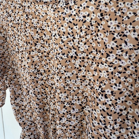 Sienna Sky Tan and Cream Puff Sleeve Fitted Blouse - Picture 2 of 6